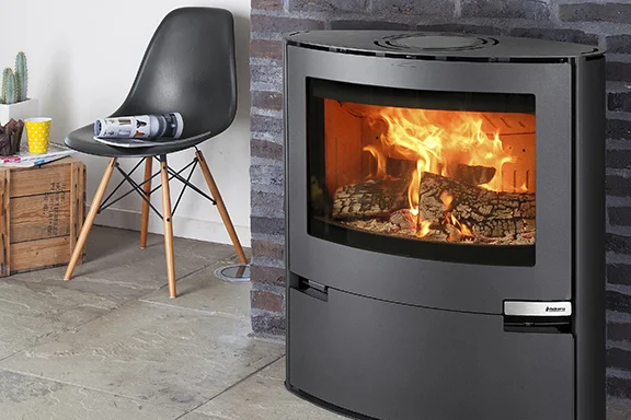 Moderner Kaminofen mit brennendem Feuer